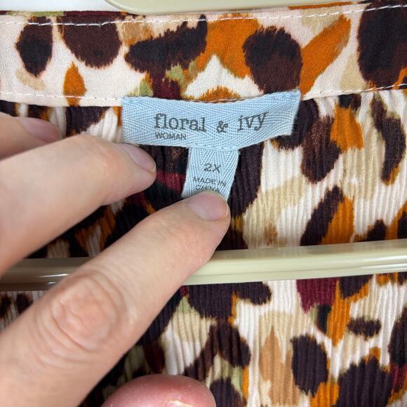floral & ivy woman 2X Brown animal print blouse top bell sleeve v-neck - Picture 6 of 8